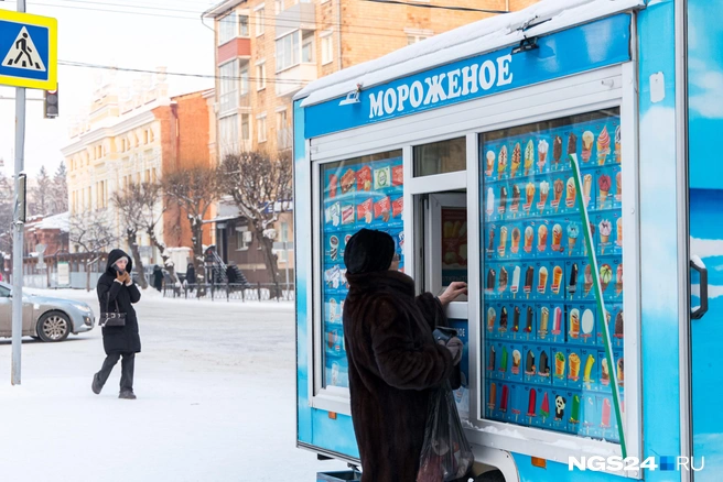 Да, холодно, но мороженого хочется!  | Источник: Мария Ленц / NGS24.RU 