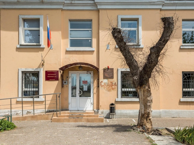 Вид на фасад корпуса по адресу 13-я Гвардейская, 12Б. | Источник: Константин Завриков / V1.RU