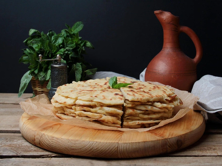 Хычины с сыром и зеленью: вкуснейший рецепт, без которого не обходится ни одно кавказское застолье