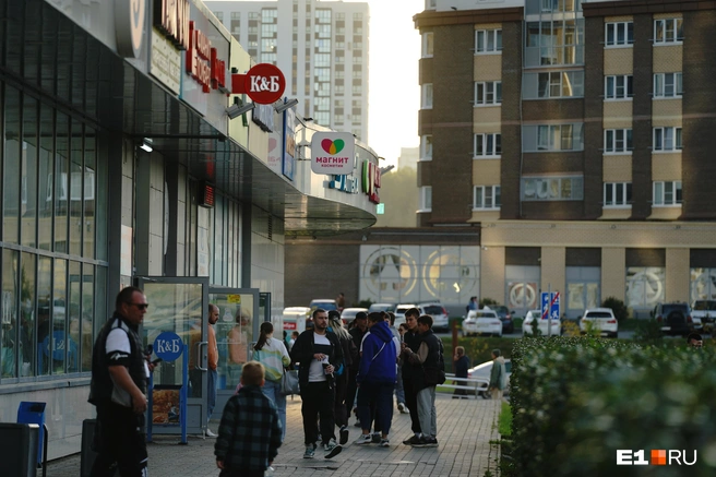 Чаще в магазин за алкоголем заходят мужчины, женщины в основном берут молочку, шоколад и чипсы | Источник: Наталья Лапцевич / 74. RU