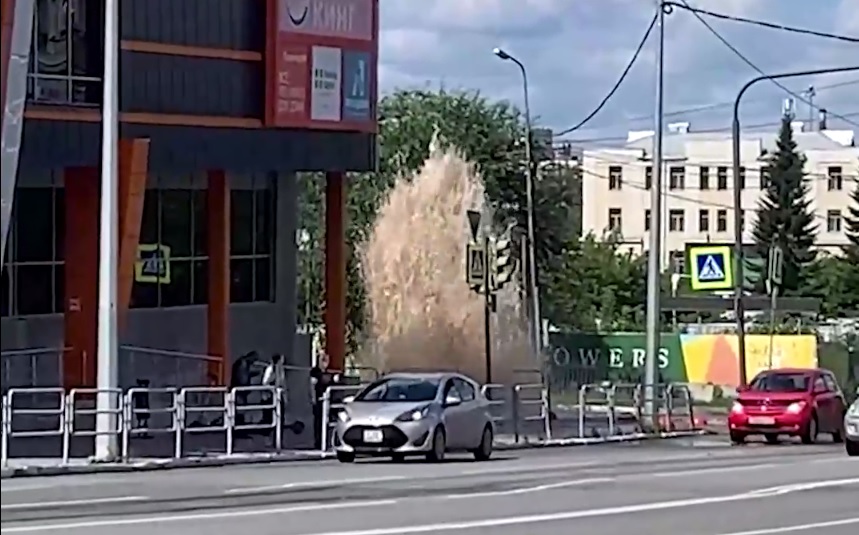 Часть запланированных работ: огромный коммунальный фонтан появился в центре Челябинска (видео)