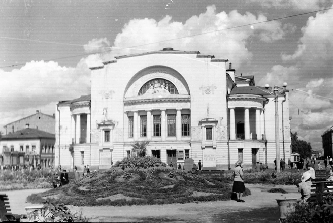 В 1950-е на площади перед театром еще не было гигантских елок | Источник: Виктор Латышев / музей Боевой и Трудовой Славы средней школы № 36