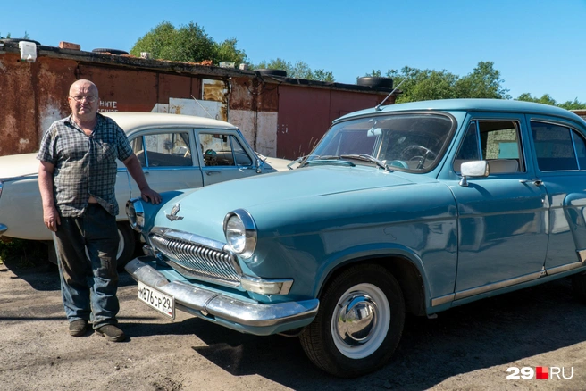 Голубая «Волга» — 1964 года рождения, а бежевая — 1965-го | Источник: Кристина Полевая