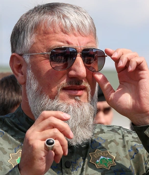 Человек с золотым пистолетом: чем знаменит Адам Делимханов, пообещавший отрезать головы врагам Кадырова