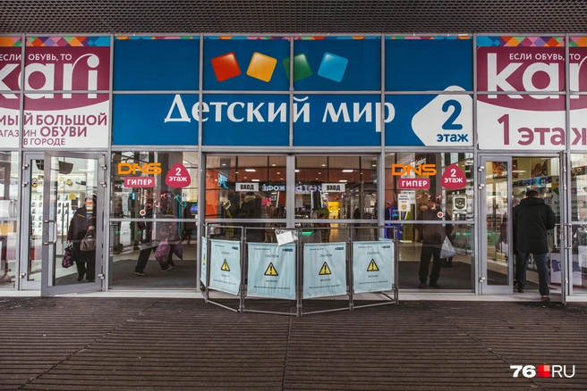 Войти в ТЦ&nbsp;через раздвижные двери нельзя, в зимний сезон они закрыты | Источник: Артем Бауман / 76.RU