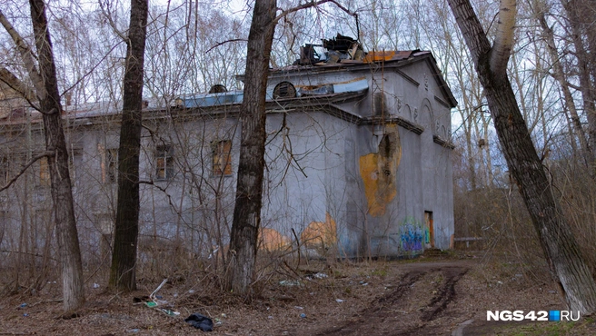 Несколько раз внутри здания возникали пожары | Источник: Лера Городецкая / NGS42.RU