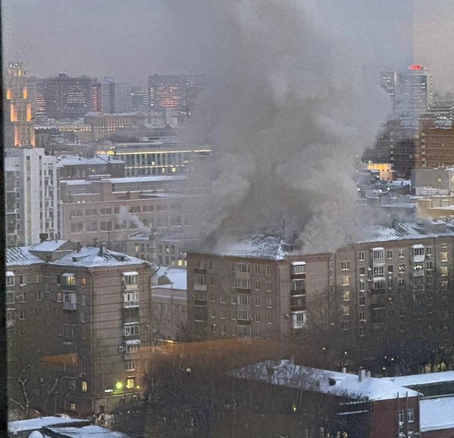 В жилом доме в центре Москвы произошел пожар. Пострадавших — больше десяти человек | Источник: MSK1.RU