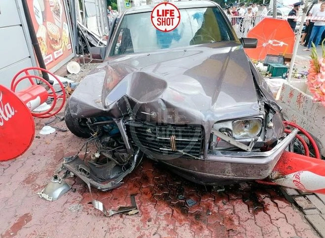 В Калининграде Mercedes въехал в уличных торговцев | ya62.ru