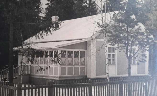 На фото 1948 года — типовой сборный деревянный щитовой дом в поселке Валентиновка. В одном из таких и происходили тайные встречи деятелей культуры с девушками | Источник: Федеральное государственное бюджетное учреждение культуры «Государственный научно-исследовательский музей архитектуры имени А. В. Щусева» / Goskatalog.ru