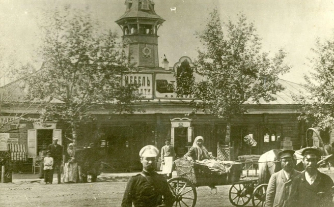 Съемка 1900–1915 годов. Горожане позируют на фоне каланчи пожарной части на улице Уфимской (ныне Кирова)  | Источник: фонды ОГАЧО 
