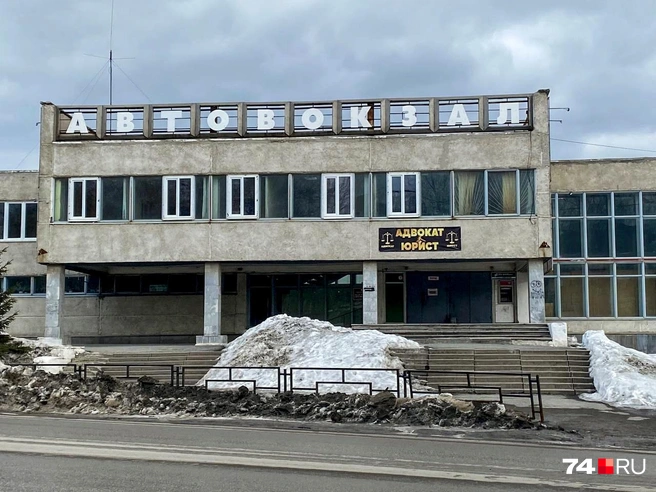 Закрытый автовокзал в Полевском. Зачем его закрыли, никто не понял: автобусы теперь загружаются прямо с улицы | Источник: Виталий Гущинский