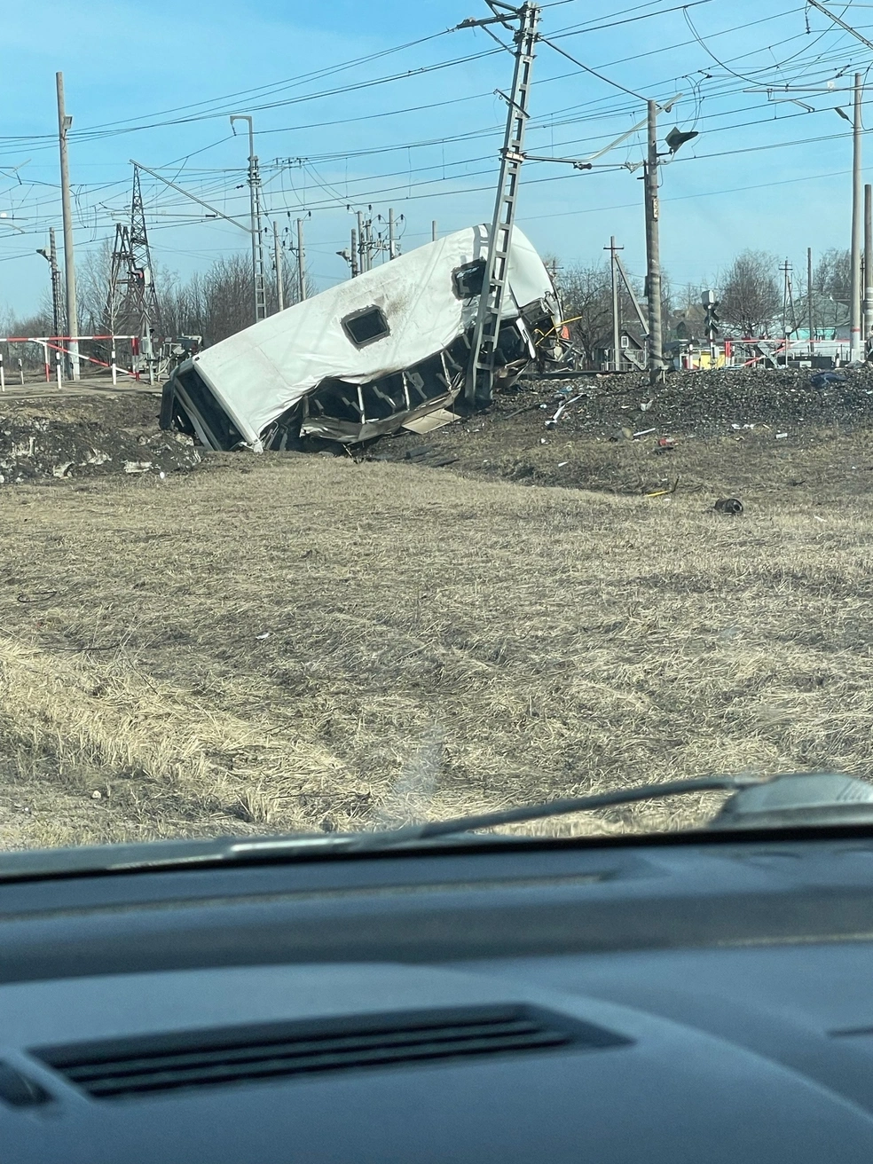 Поезд Архангельск — Москва столкнулся с автобусом в Ярославской области - 1  апреля 2024 - 29.ру