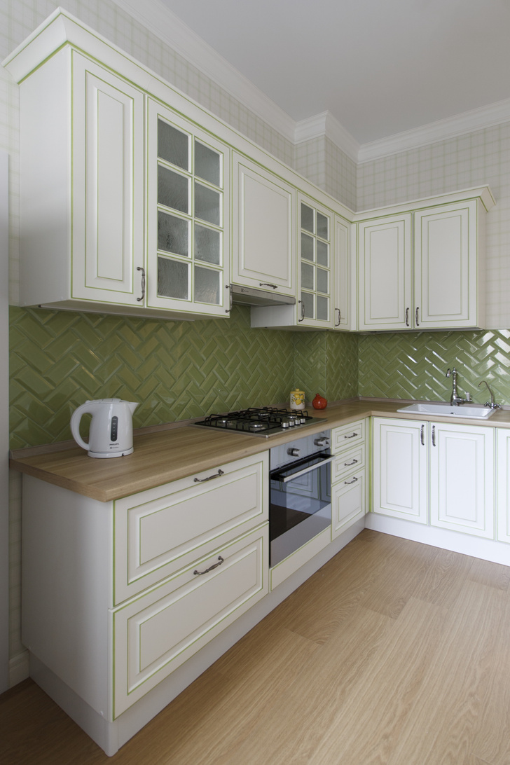 Кухня: кухонный гарнитур, «Анонс», керамическая плитка, Cevica Metro.