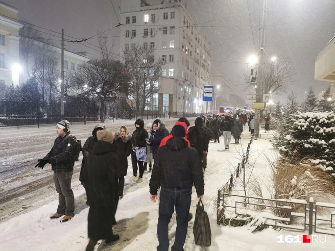 На Западном развороте неизменные очереди к автобусам | Источник: Евгений Вдовин / 161.RU