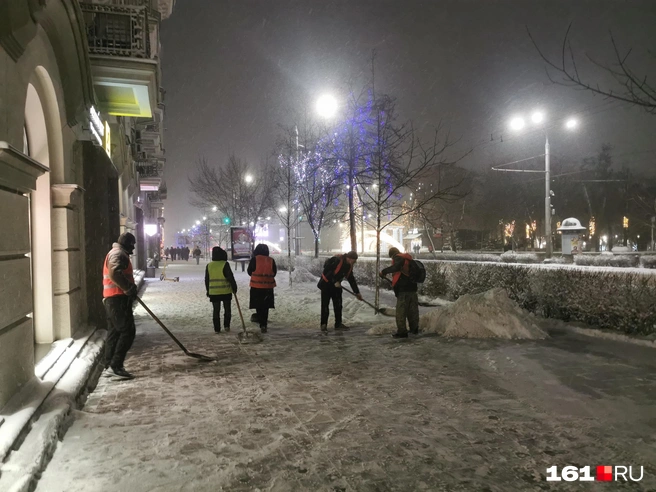 Тротуары чистят, но их снова засыпает снегом | Источник: Евгений Вдовин / 161.RU