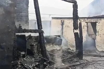 Семья с дочкой потеряла дом при пожаре на Урале