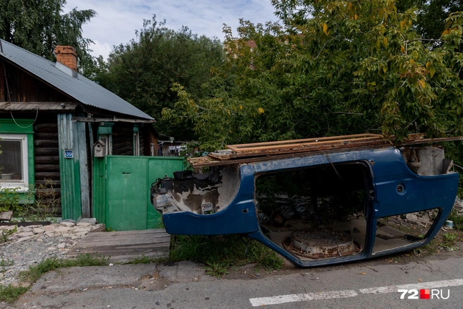 На дороге встречаются автомобили. Правда, вот в таком виде  | Источник: Ирина Шарова / 72.RU 