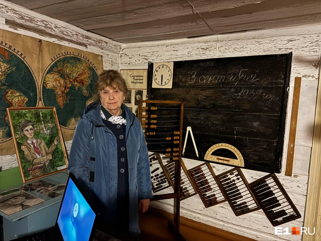 На доске за спиной у Нины Ивановны дата гибели братьев — 3 сентября 1932 года | Источник: Елена Панкратьева / E1.RU