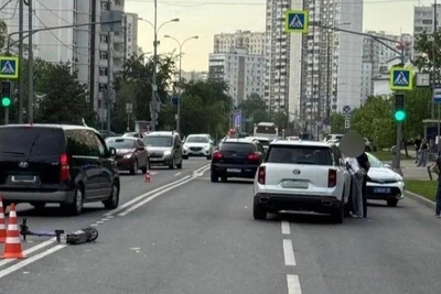 Две девочки на электросамокате врезались в авто на красный свет