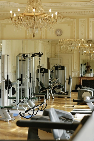 В тренажерном зале отеля – лепнина конца 19 века и муранский хрусталь. | Источник: Архивы пресс-служб