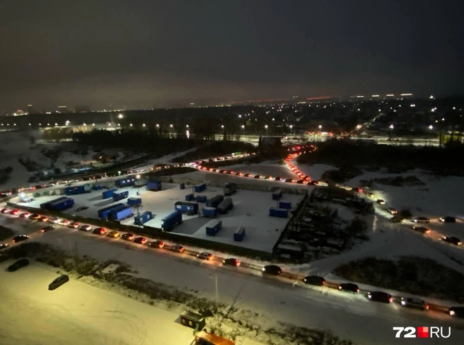 В пробках, по словам местных, они проводят по часу — просто для того, чтобы выехать из своего района | Источник: читатель 72.RU