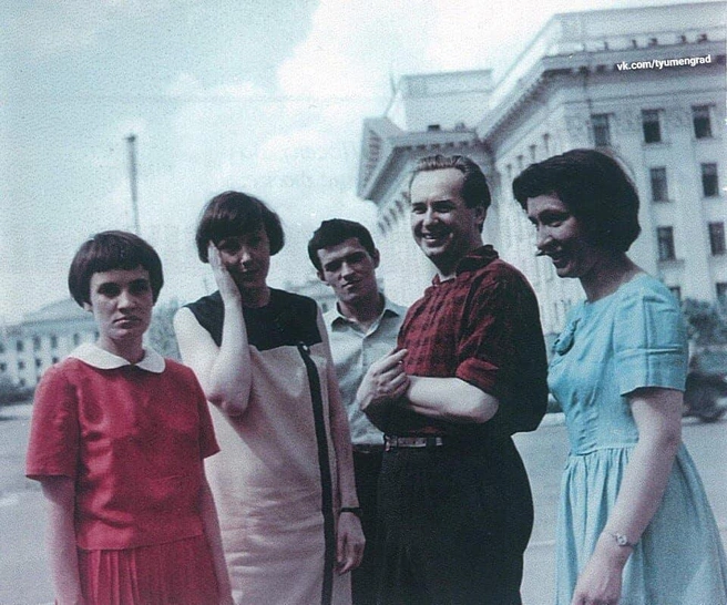 Если бы в середине 60-х были соцсети, эти стиляги набрали бы миллион лайков. Позируют они на Центральной площади фотографу В. Мамину&nbsp;— пионеру цветной фотографии в Тюмени | Источник: Тюмень до нашей эры / Vk.com