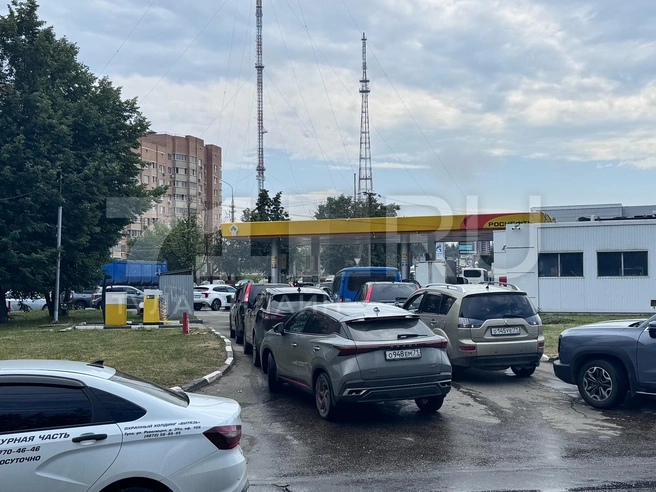 На Роснефти дикие очереди — это АЗС на Калужском шоссе | Источник: Александр Горбанев / 71.ru