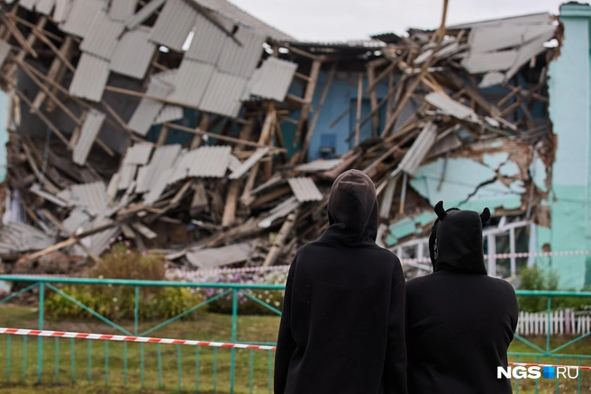 Девятиклассницы Алиса* и Лада* смотрят на развалины кабинета химии. Девочки говорят, крыша в этой части здания протекала, лестница тряслась, а с потолка в столовой однажды посыпались… опарыши. Звучит неправдоподобно, но приходится поверить: неаппетитные подробности озвучивал каждый второй школьник | Источник: Александр Ощепков / NGS.ru