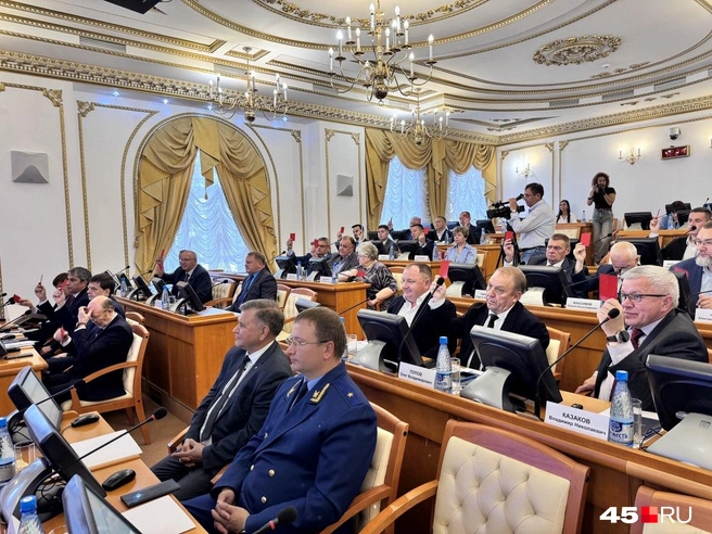 Депутаты голосуют за повестку первого заседания думы | Источник: Юлия Король / 45.RU