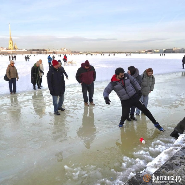 Десятки желающих погулять по льду Невы оказались в воде | Источник: Павел Даиси / «Фонтанка.ру»