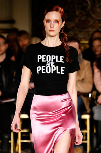 Футболка People Are People («Люди есть люди»), Christian Siriano FW17-18Простая черная футболка с такой же простой надписью смогла бы хоть сколько-нибудь приблизить образ обитательницы Белого дома к простым американцам или эмигрантам. Во фразе«Люди есть люди» заключен большой смысл: тут Мелания могла бы продемонстрировать понимание и тех, кто бежит из своей страны, и даже тех, кто принимает жестокие законы.