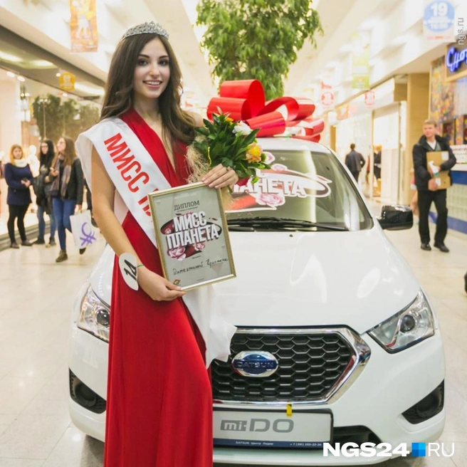 Девушке подарили новый автомобиль Datsun