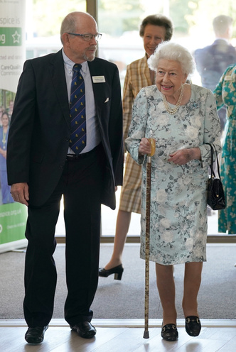 Королева экономии: как носить одну пару обуви 50 лет — инструкция от Елизаветы II