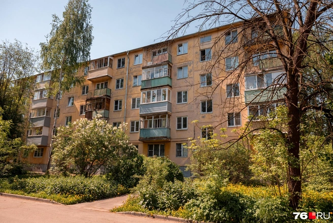 Дом № 107 по Автозаводской улице, как и его ближайшие соседи, панельный | Источник: Александр Куренной / 76.RU