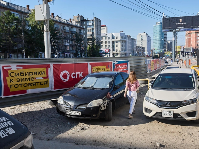 Возле перекрытия уже припарковано много автомобилей | Источник: Александр Ощепков / NGS.RU