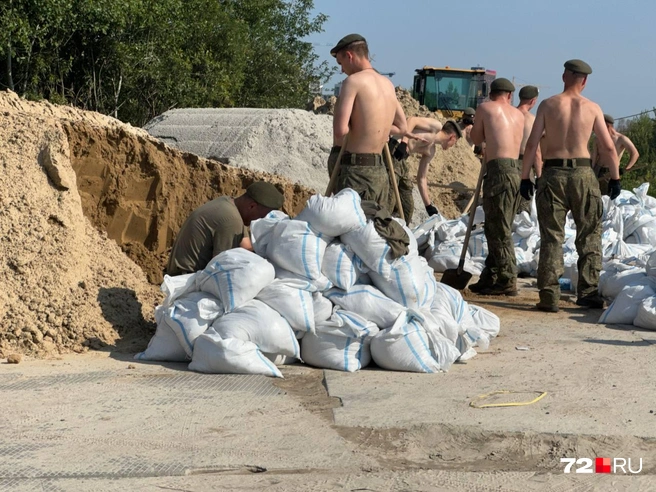 Военные насыпают в мешки грунт, тут же его складируют  | Источник: Илья Чикотин / 72.RU 