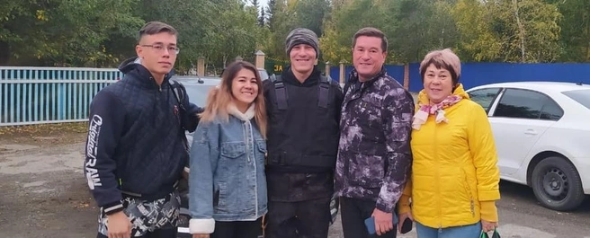 Азамат Исянбаев (по центру) с родственниками на проводах | Источник: Радмир Исянбаев / vk.com