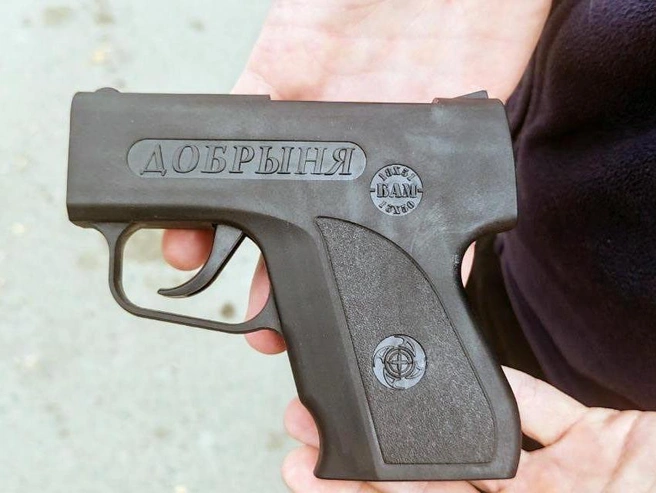 Мужчина достал пистолет, чтобы запугать оппонентов, но безрезультатно | Источник: агентство безопасности «Гвардия»