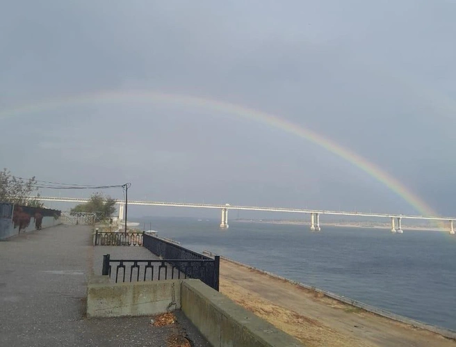 Яркая дуга появилась строго над мостом через Волгу | Источник: читатели V1.RU