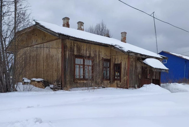 В этом домике большую часть жизни прожил железнодорожник. Сейчас он на пенсии, а здание, в котором он прописан, продают | Источник: читатель 59.RU