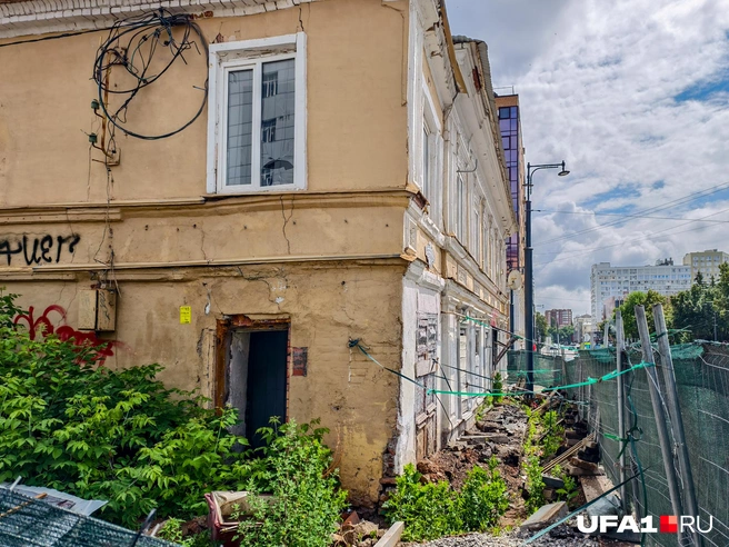 За забором прячется неприглядный вид | Источник: Булат Салихов / UFA1.RU