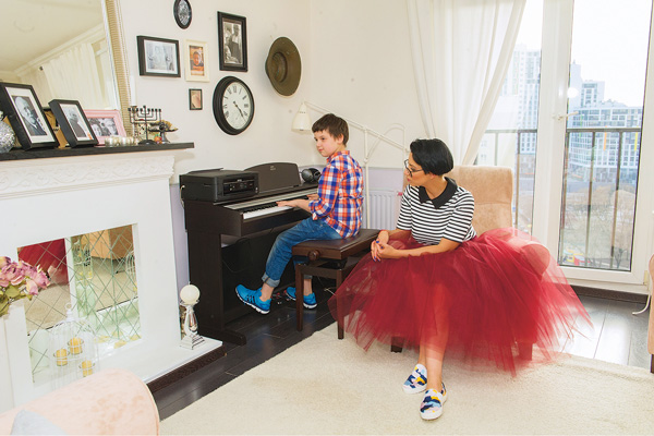 9-летний Давид, сын Кати, учится играть на фортепиано