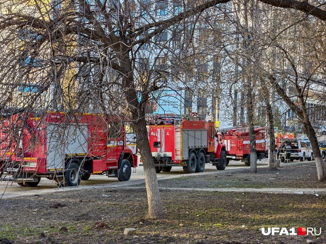 Пожарные на месте происшествия у дома, где прилетел БПЛА | Источник: Булат Салихов / UFA1.RU