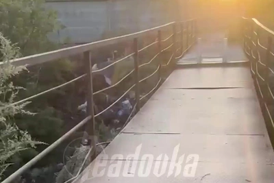 Аварийный мост в Волгограде угрожает детям