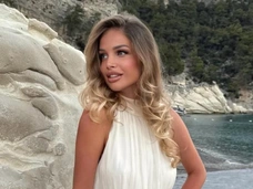 «Кто ее вообще пустил?»: Анастасию Вензу затравили после дефиле в купальнике на конкурсе «Мисс Вселенная»