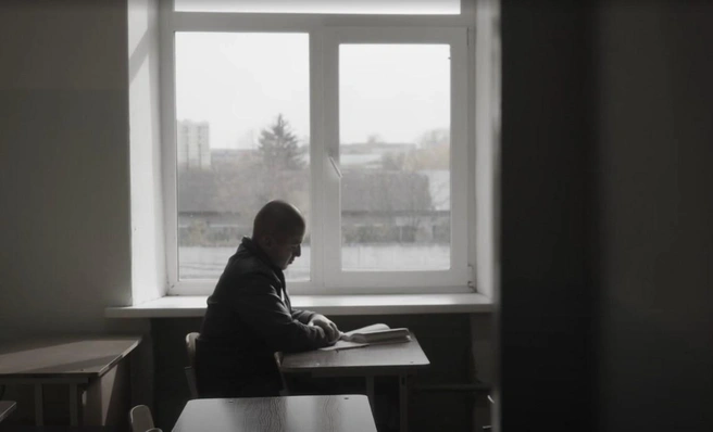 В фильме показали Даниила, читающего книгу, в колониях осужденные продолжают учиться | Источник: ГУФСИН России по Пермскому краю&nbsp;/ RuTube.ru