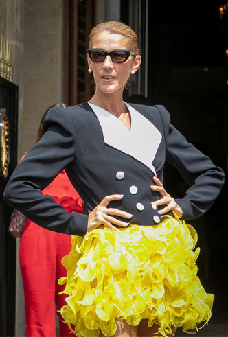 Королева эпатажа: лучшие образы Селин Дион на модной неделе в Париже