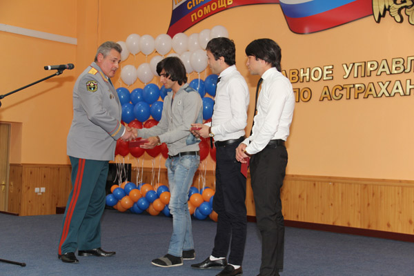 В управлении МЧС по Астраханской области парням вручили медали «За отвагу на пожаре» (слева направо – Роман, Орхан и Сархан)