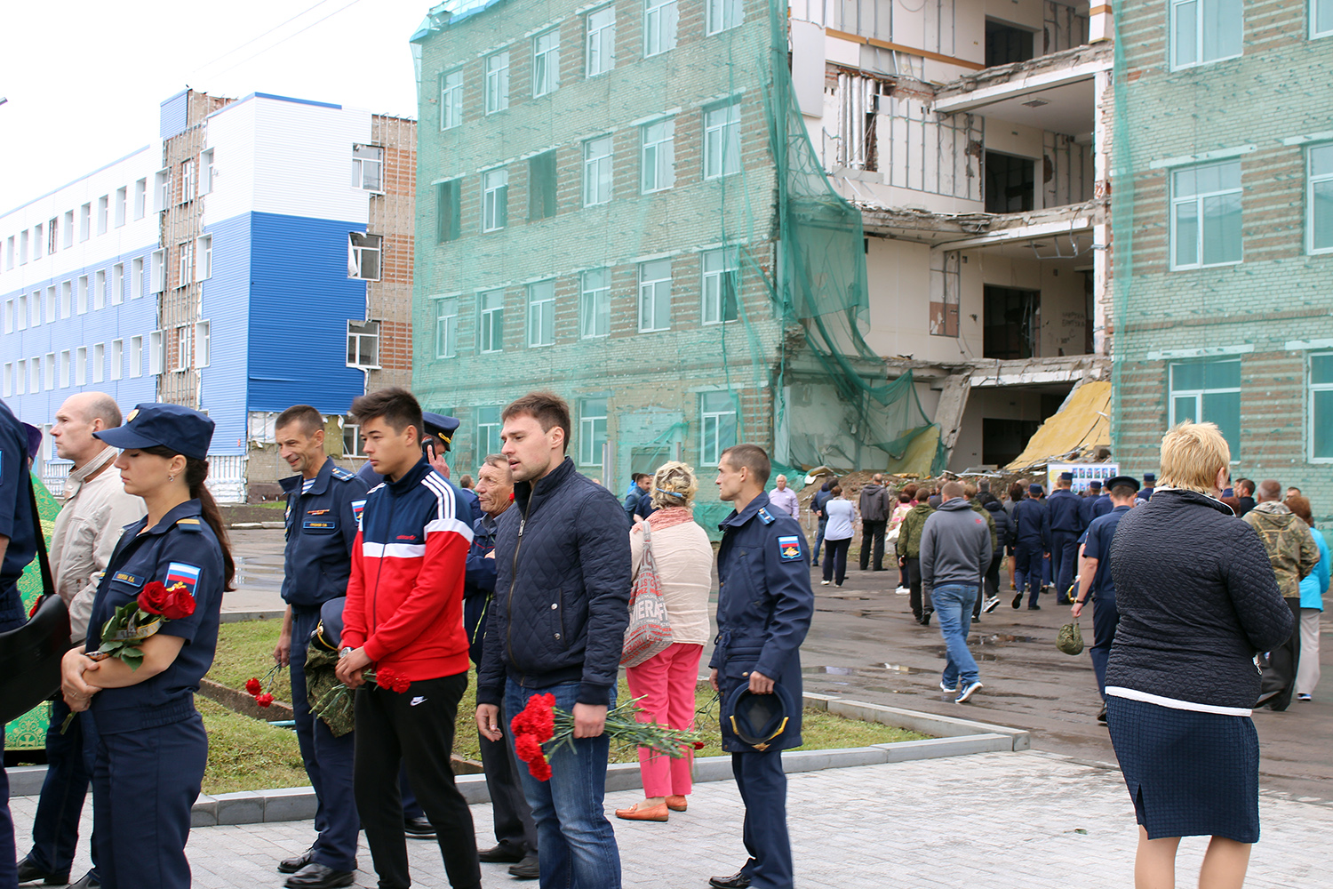 Рухнувшая казарма. Трагедия в Омске 2015 казарма. Казарма в Омске. Казарма светлый Омск. Обрушение казармы в Омске.