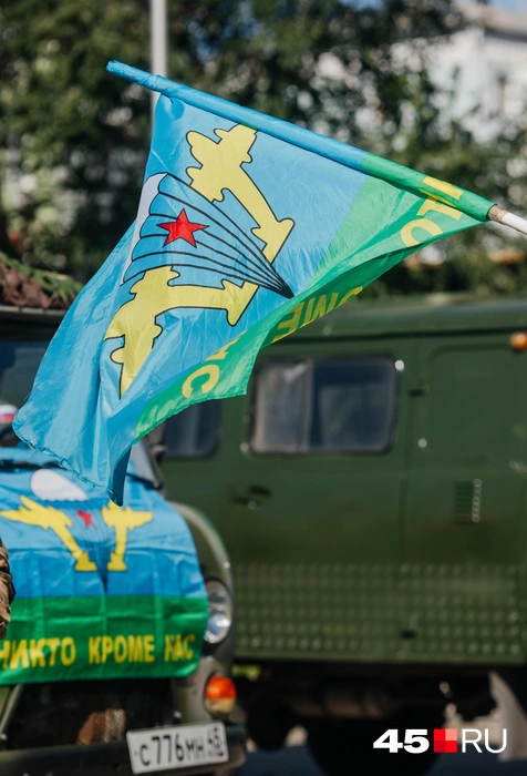 На митинге развивались флаги на припаркованных автомобилях | Источник: Наталья Панова / 45.RU